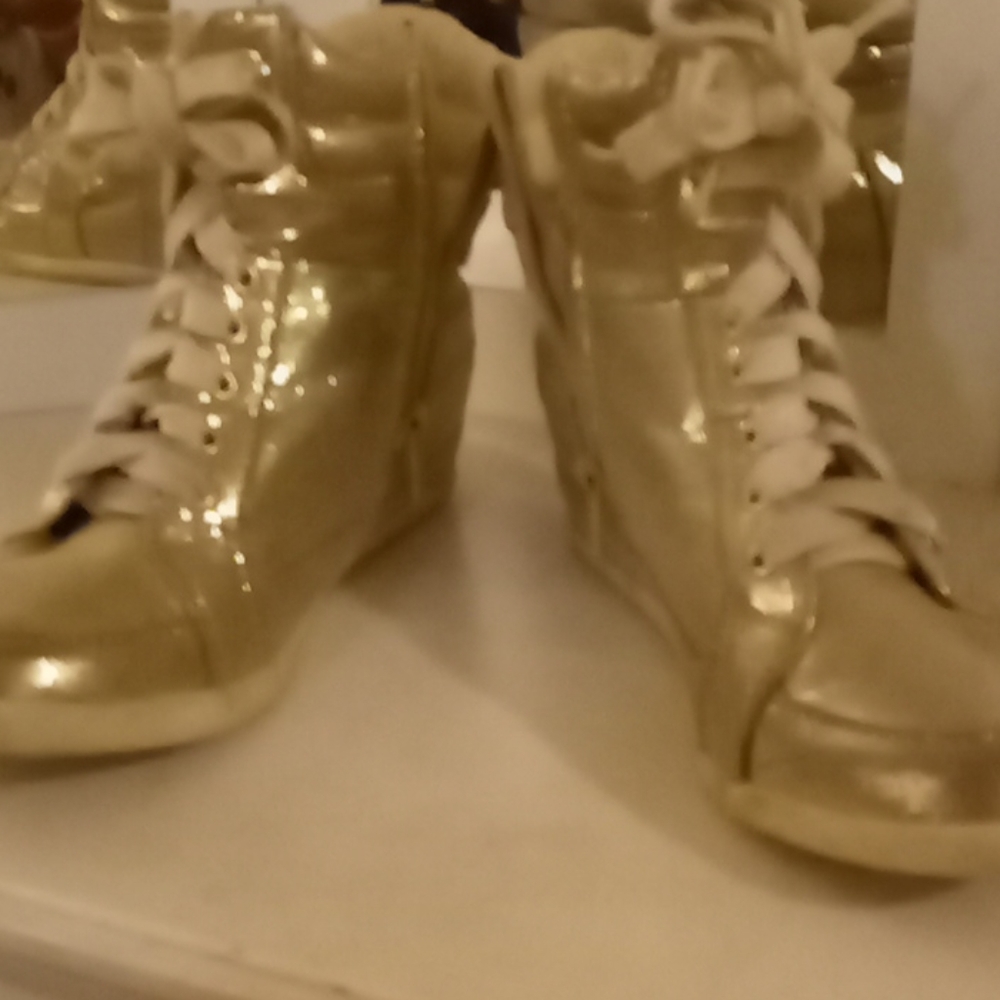 Shoes - Picture 3 of 4